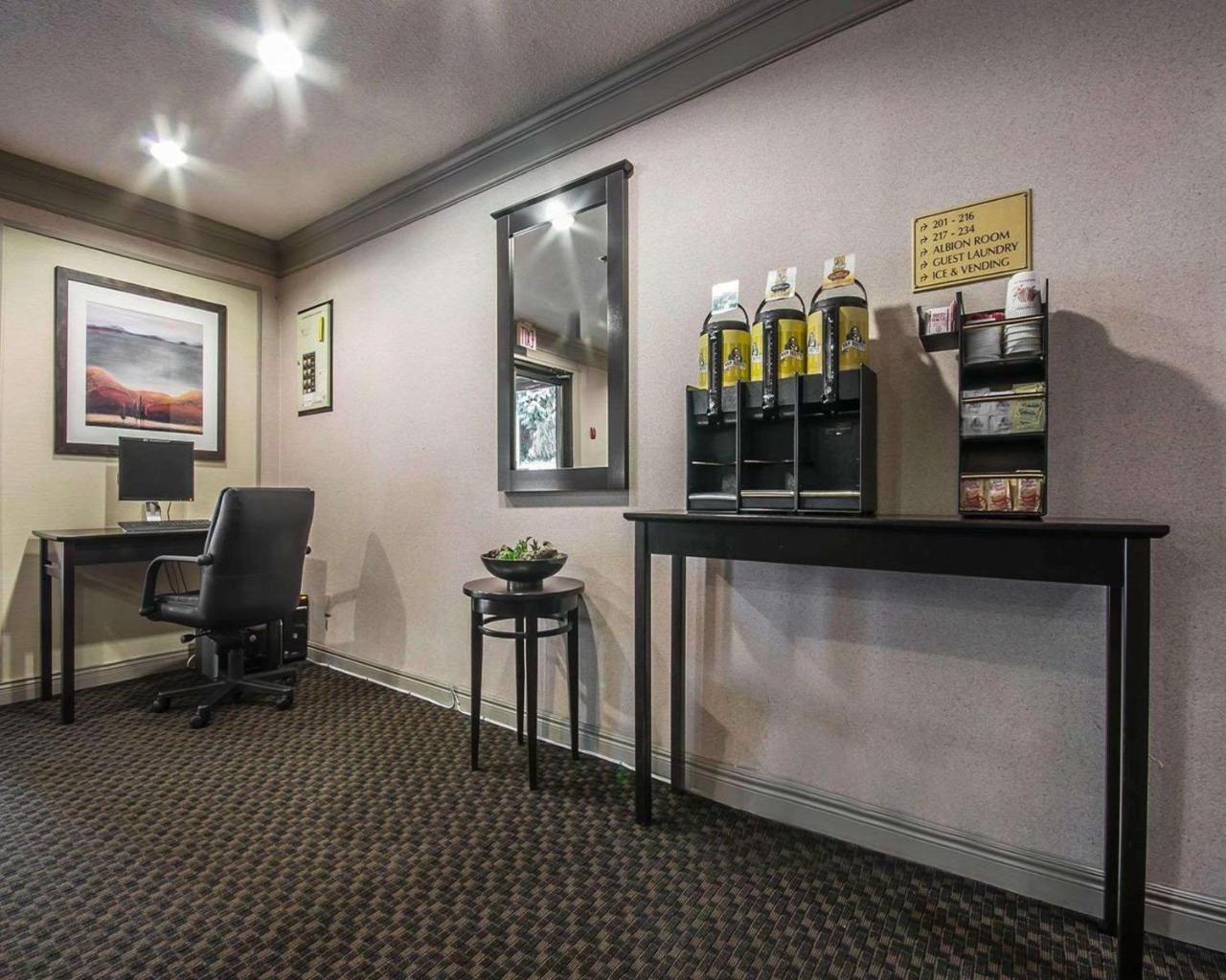 Art Infiniti Hotel Pitt Meadows Exterior photo