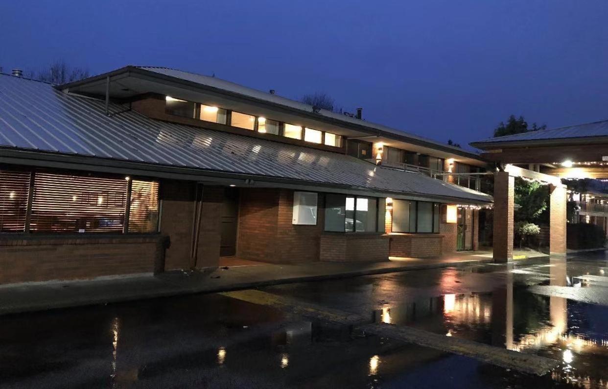 Art Infiniti Hotel Pitt Meadows Exterior photo